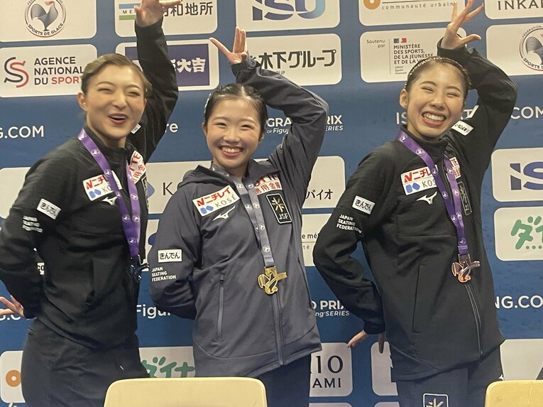 日本勢の表彰台独占となり、笑顔で同じポーズをとる選手たち　©Akiko Tamura