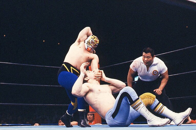 1981年4月23日、初代タイガーマスクの“衝撃のデビュー戦”vs.D・キッド。漫画・アニメで人気を博したヒーローが現実のリングに上がった ／ photograph by Moritsuna Kimura/AFLO