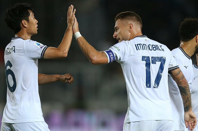 鎌田大地とハイタッチするインモービレ。サウジマネーの誘惑を断ったラツィオの頼れるキャプテンはアズーリの主将にも任命された　©ANSA/AFLO