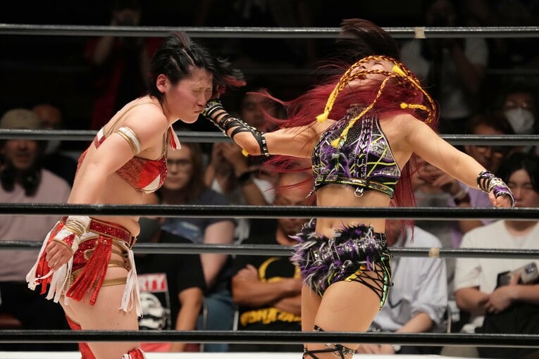 林下詩美に張り手を見舞うイヨ・スカイ　©Hiroki Watanabe