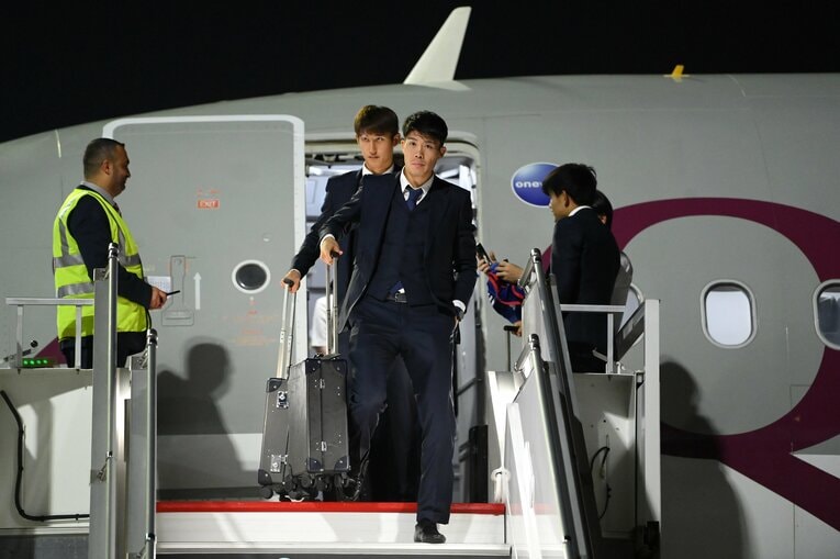 写真は11月17日、UAEでのカナダ戦を終え、再びカタールに戻ってきた冨安ら日本代表選手たち　©Getty Images