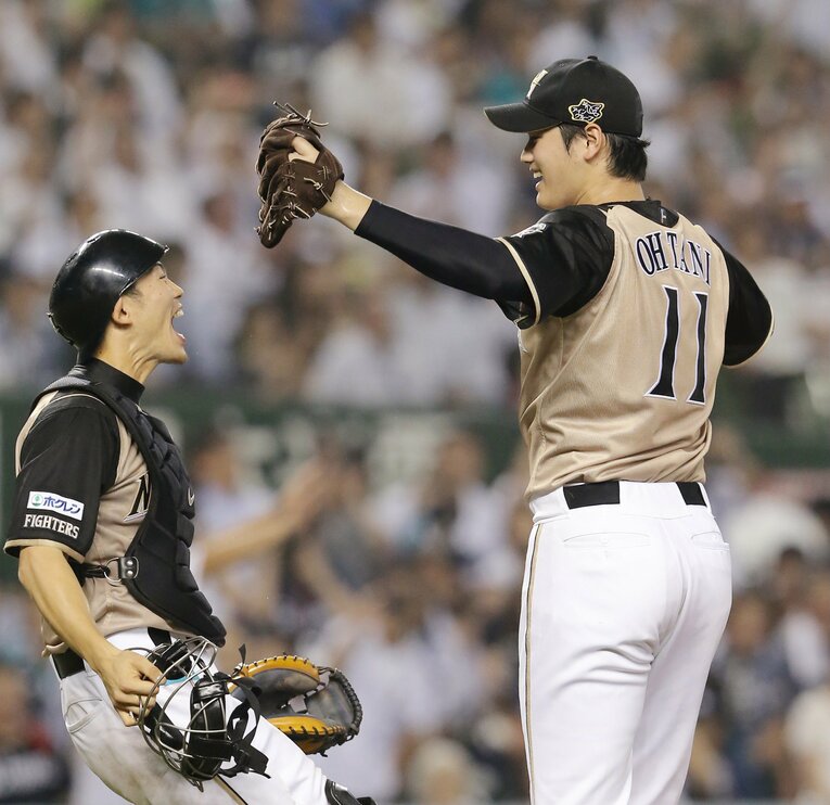 2016年、リーグ優勝を決めた際の大谷-大野バッテリー。やはり大谷のなかでも特別な思い出なのだろう　©JIJI PRESS