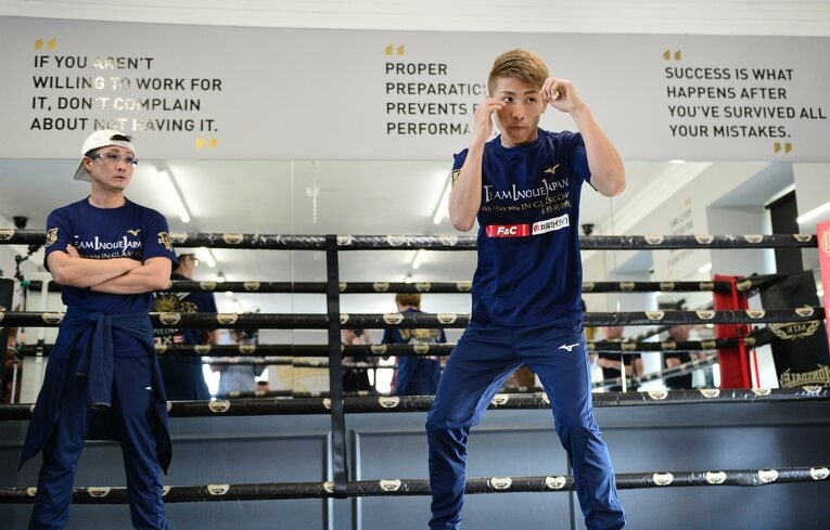 井上尚弥の練習を真剣な表情で見つめる真吾トレーナー（2019年）　©Getty Images