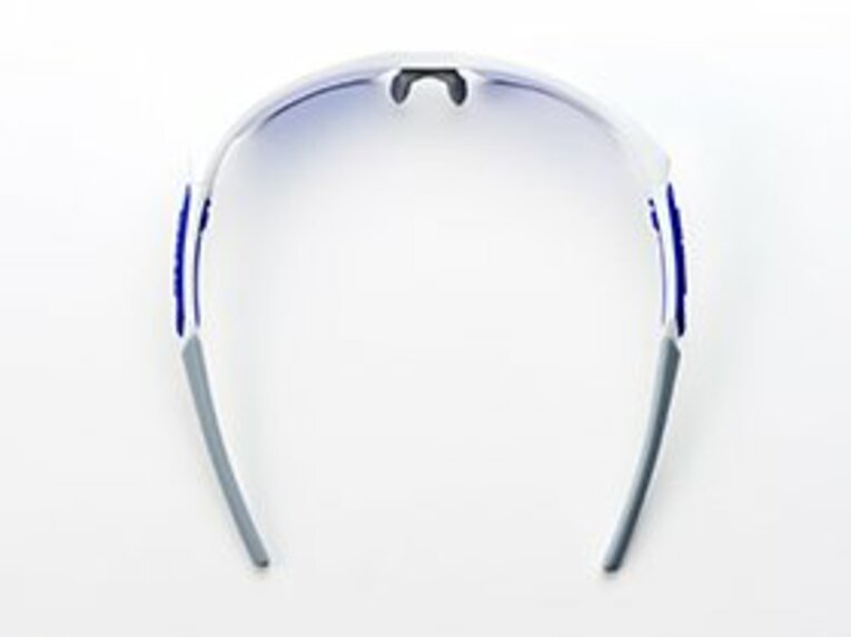 スワンズの国内販売モデルはすべて、多数の日本人の頭部形状データを基に研究・開発を重ねて設計されている。このラップラウンド形状のおかげで、頭部および顔に均一にフィット。ワイドな視界を確保するとともに、フレームの側部や上下部からの紫外線、風、埃などの侵入を軽減する。 