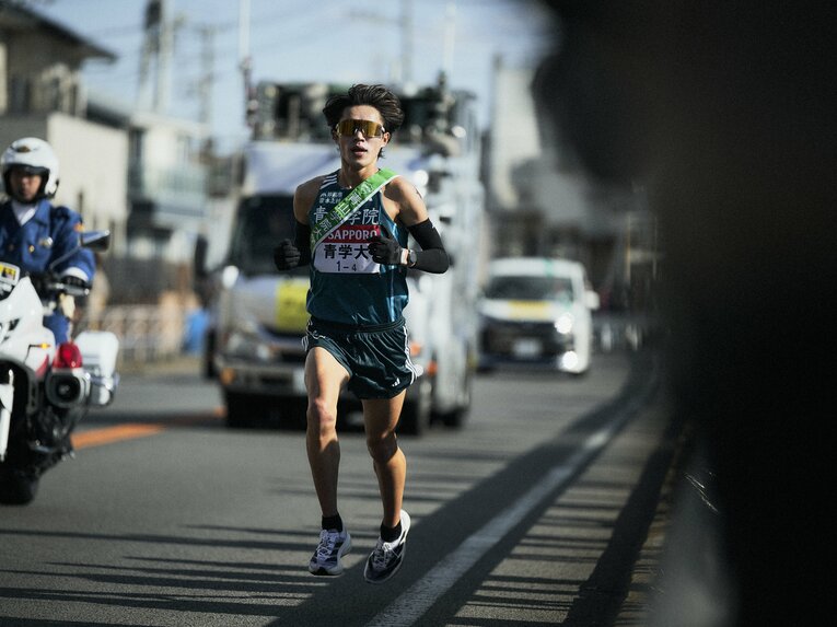 入りの5kmで一気に20秒以上前を行く創価大に追いついた平松　©︎Yuki Suenaga