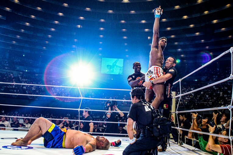 V1アームロックでアリスター・オーフレイムに敗れたマーク・ハント　©Susumu Nagao