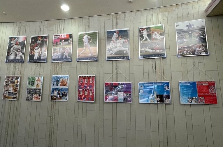 体育館の廊下にずらりと飾られた大谷翔平の写真パネル　©︎Ayako Oikawa