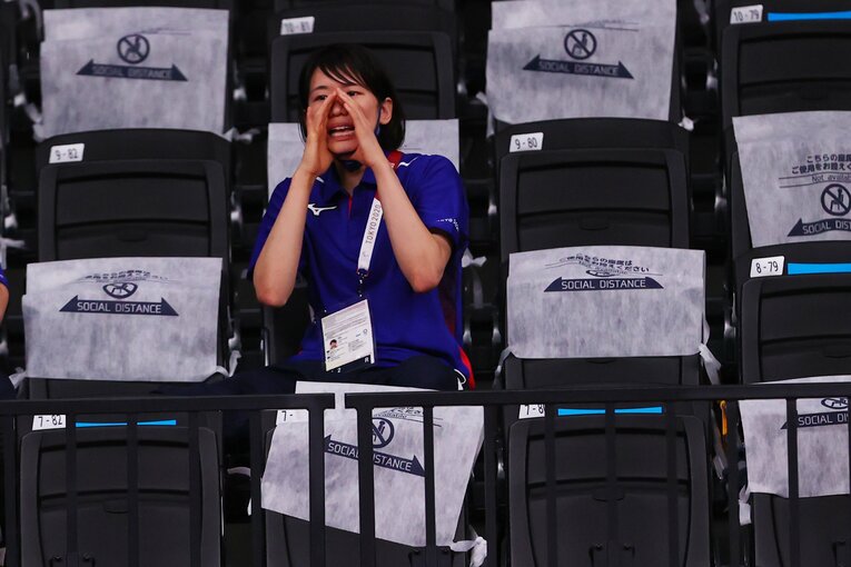 スタンドからエールを送る古賀紗理那（セルビア戦）©︎Yohei Osada/AFLO SPORT