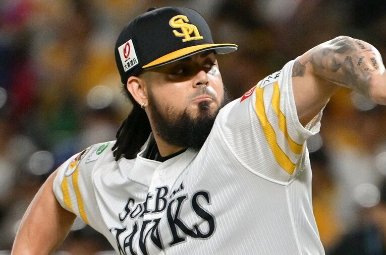 故障者続出で苦しむソフトバンク。守護神オスナの乱調も大きな懸念材料となっている ／ photograph by JIJI PRESS