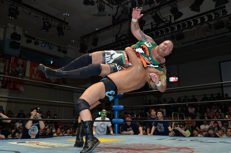 曙にバックドロップを仕掛ける諏訪魔（2015年チャンピオン・カーニバル優勝決定戦／写真＝東京スポーツ新聞社）