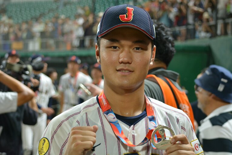 メダルを手に撮影に応じるキャプテン阿部葉太　©Takarin Matsunaga