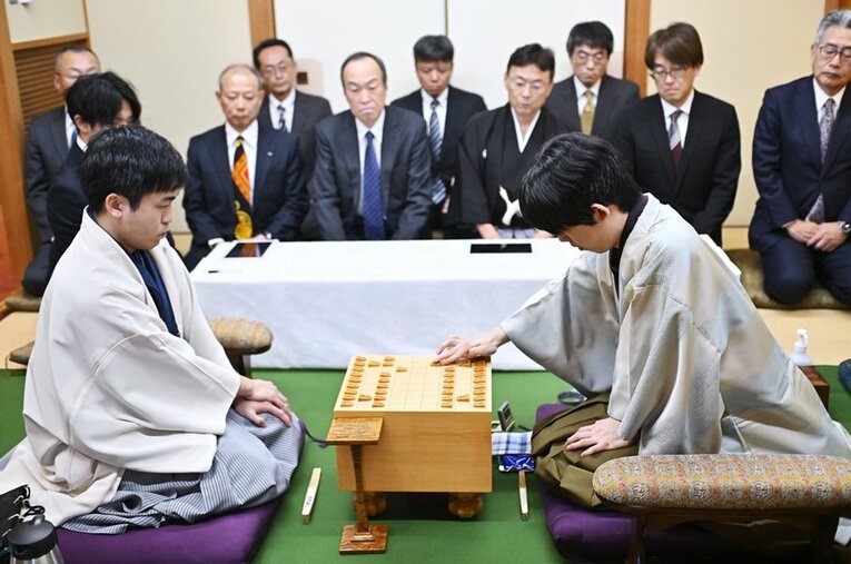 第73期王将戦7番勝負の第1局に臨む藤井聡太八冠（手前右）と挑戦者の菅井竜也八段（代表撮影） ／ photograph by JIJI PRESS