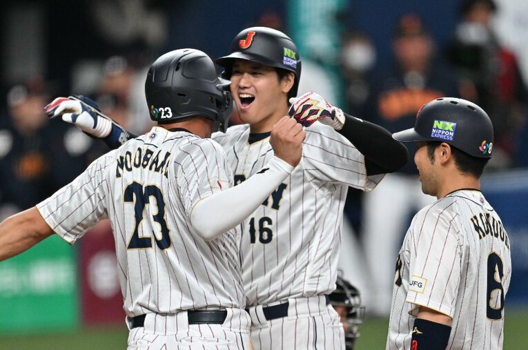 3月6日、阪神との強化試合でホームランを放った大谷翔平を祝福するヌートバー。谷繁元信氏は「1番・ヌートバーの目処が立ったのは大きい」と語る ／ photograph by Naoya Sanuki