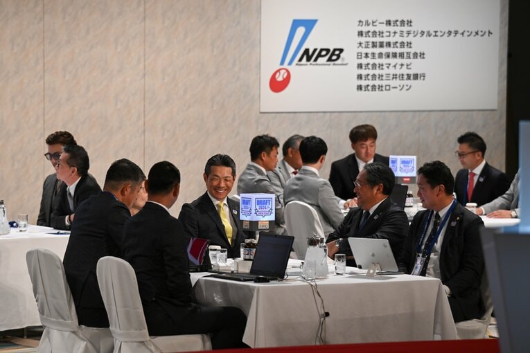 ソフトバンク陣営と笑みを浮かべる小久保監督　©Nanae Suzuki