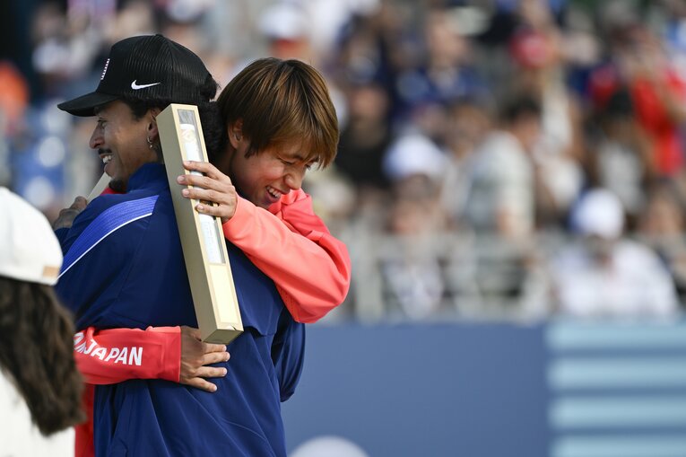 ナイジャと抱き合うシーン　©Asami Enomoto／JMPA