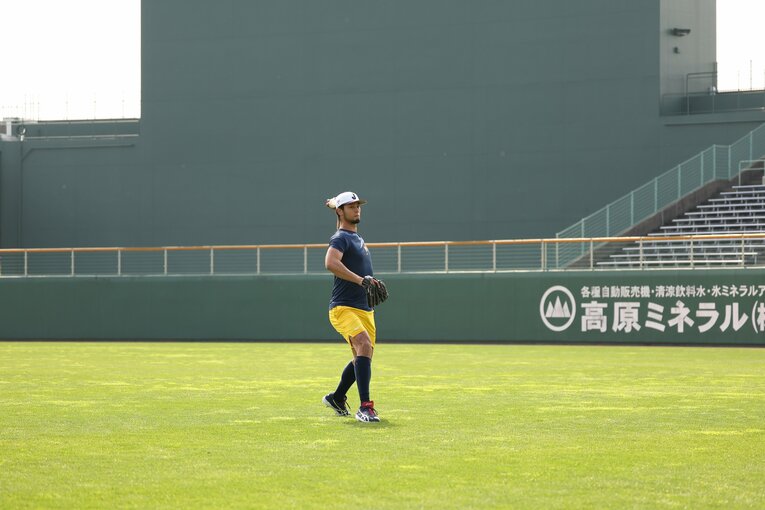 第1クール終了後、休養日に宮城大弥とのキャッチボールで見せた、まさかの左投げ