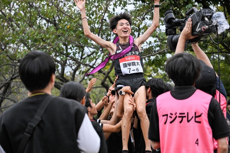 胴上げされる平林　©Nanae Suzuki