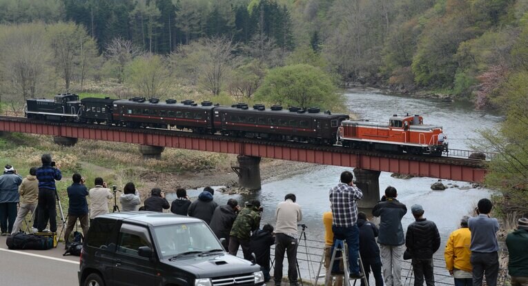 鉄道を愛する木佐貫さん。日本ハム時代、今は廃線となった江差線に乗ったことは忘れられないという ©JIJI PRESS