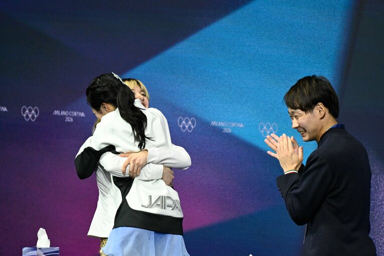 【フィギュアスケート仲良し写真】アリサ・リュウと中井、坂本のハグ写真を様々な角度から見る！（写真は右に続きます）　©Asami Enomoto/JMPA