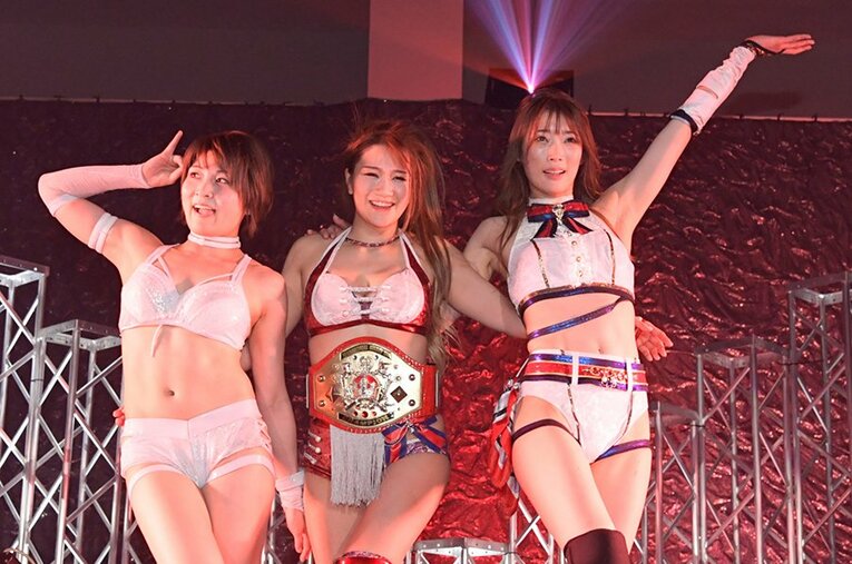 （左から）安納サオリ、雪妃真矢、赤井沙希。雪妃は異色の経歴を持つ女子レスラーとして新たな闘いに挑もうとしている ／ photograph by DDTプロレスリング