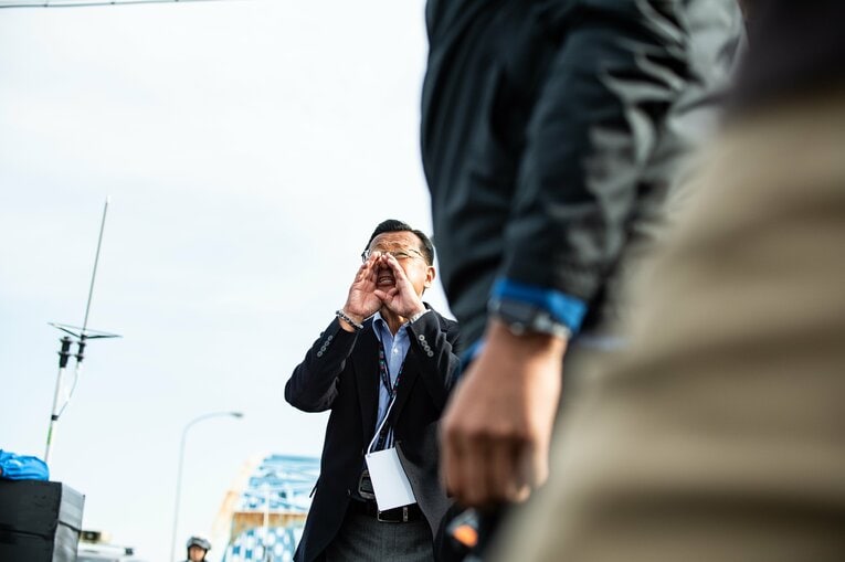 沿道から声援を送る大八木監督　©Shigeki Yamamoto