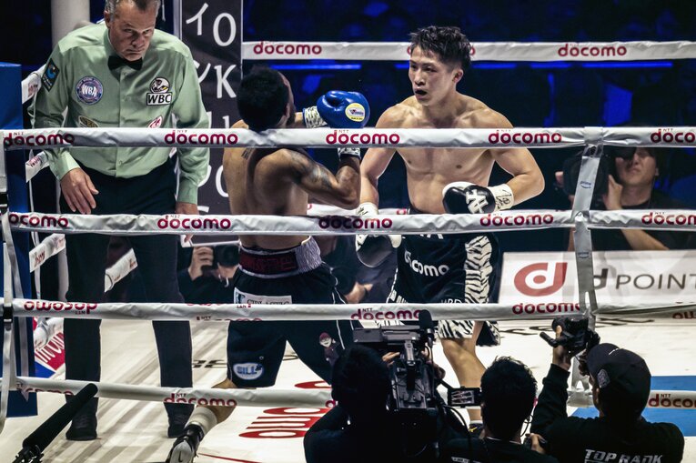 井上尚弥vs.ルイス・ネリ。KOシーンの連続写真（3枚目／全8枚）©Takuya Sugiyama