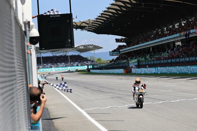 マレーシアGPでトップチェッカーを受ける古里太陽　©Satoshi Endo