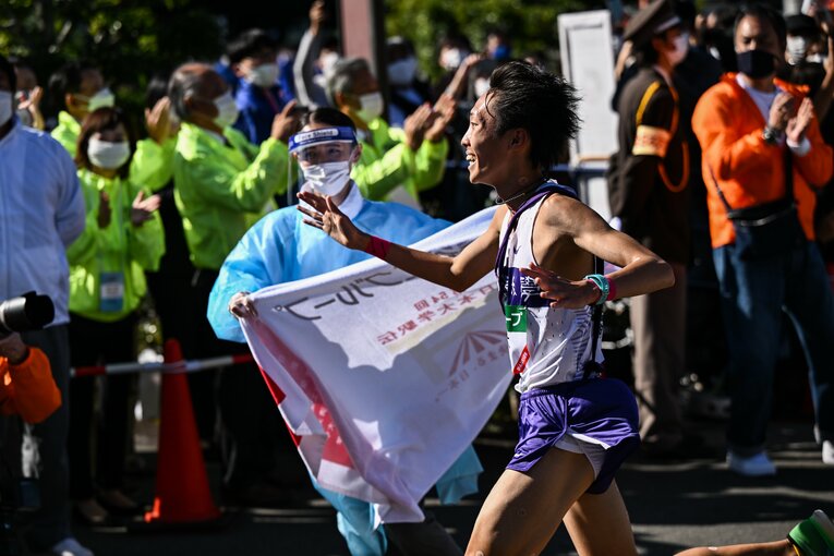 ゴールした花尾はチームメイトのもとへ向かう　©Nanae Suzuki
