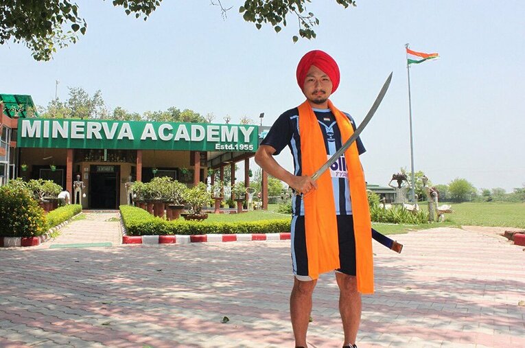 入団会見で何ともインド的な？　格好の久保木優。この地でACLを本気で狙っている。 ／ photograph by Minerva Punjab FC