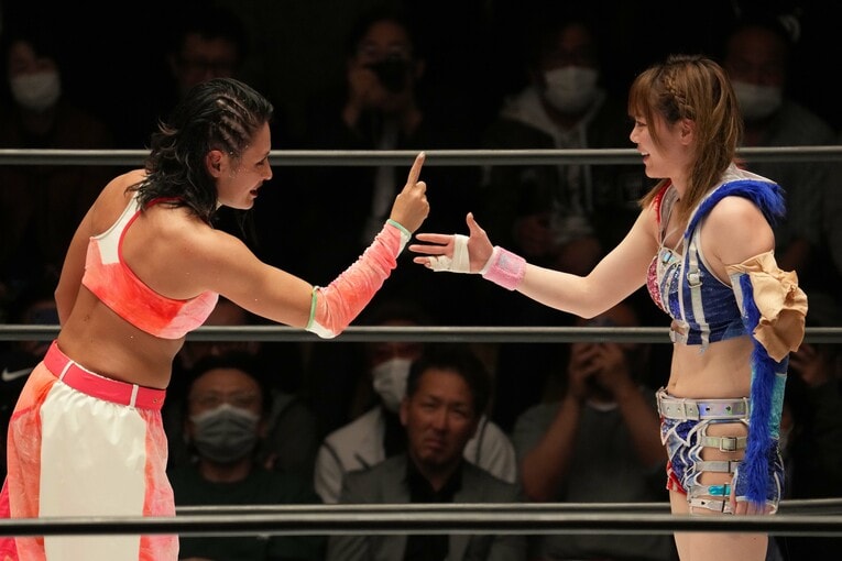 ジュリアのスターダムでのラストマッチ。岩谷麻優は握手の手を差し出したが、ジュリアは応じなかった　©Essei Hara