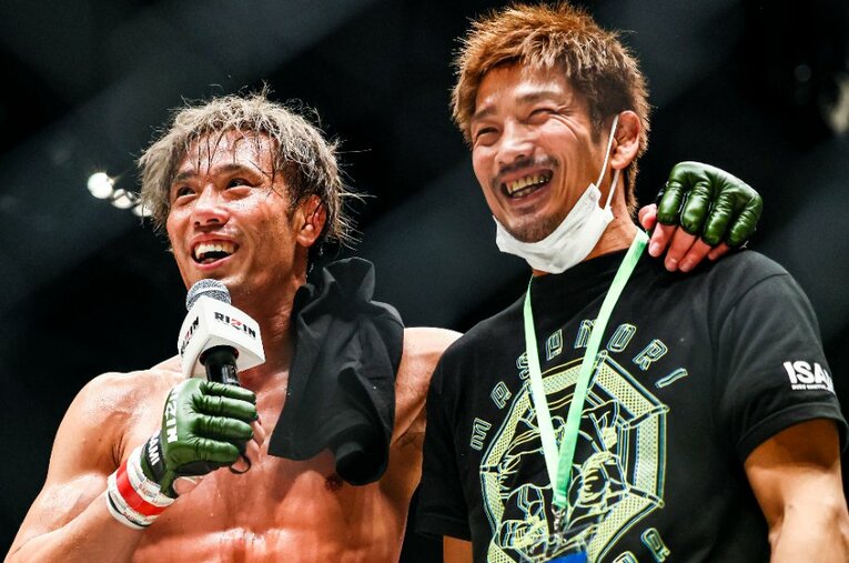 2022年4月、金原正徳は『RIZIN TRIGGER 3rd』で摩嶋一整にTKO勝ち。RIZIN2連勝を飾り、盟友・所英男と肩を組んで喜びを分かち合った ／ photograph by RIZIN FF Susumu Nagao
