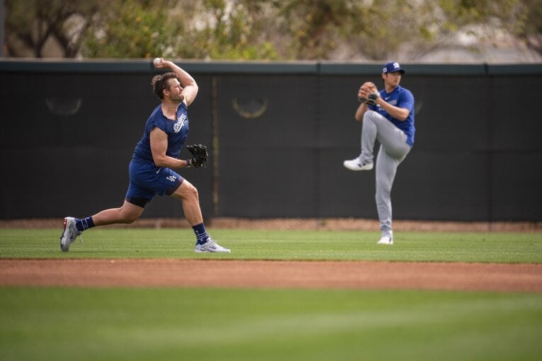 【Numberカメラマンが激写・大谷翔平の愛される日常】カーショウと大谷の同時キャッチボール：全5枚目の3枚目。写真はまだまだ続きます】©Nanae Suzuki