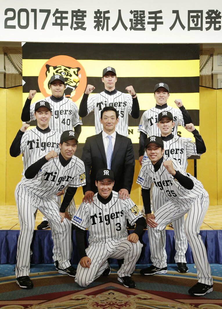 2016年の新人入団発表会。阪神のドラ1は大山悠輔（白鷗大）、ドラ2は小野泰己（富士大、現オリックス）だった　©JIJI PRESS