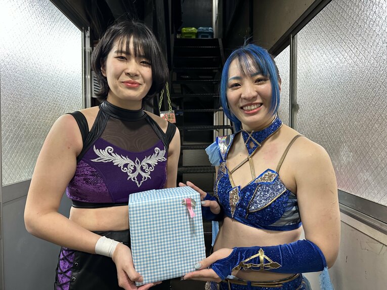 プロミネンスの“卒業”マッチ後には世羅りさからプレゼントも。両者は後にスターダムでも対戦することに　©Norihiro Hashimoto