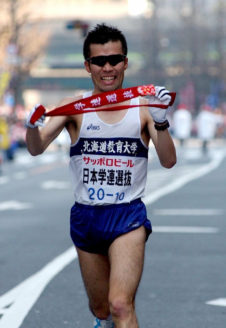 ゴールの瞬間、誇らしげに「学連選抜」の赤い襷を掲げる片岡祐介　©Sankei Shimbun