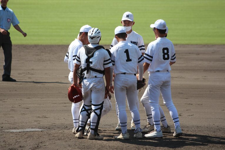 マウンド上で笑顔を見せる彦根総合の選手たち　©︎Fumi Sawai