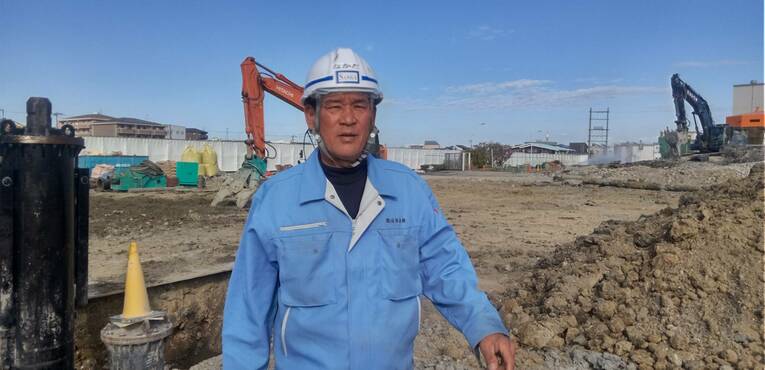 現在は工事現場で働く仲田氏　写真提供：山河企画