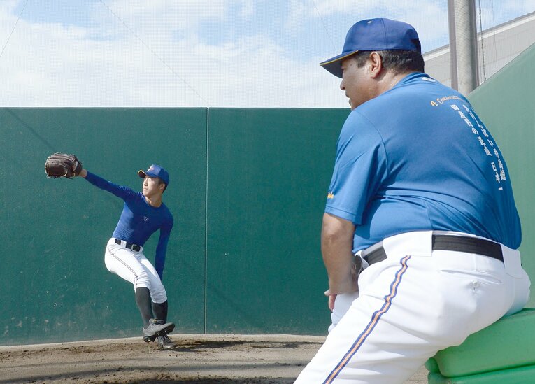 川端の練習を見守る鍛治舎監督　©Sankei Shimbun