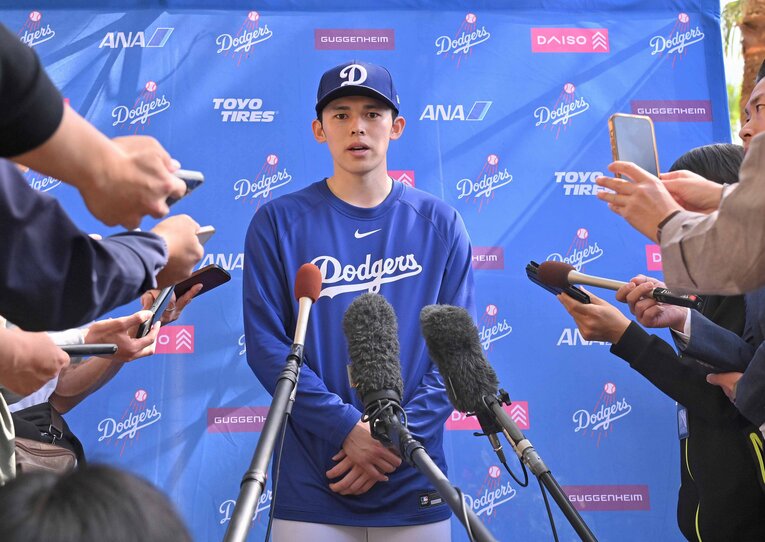 春季トレーニングでメディアに囲まれる佐々木。注目度の高さは球団でも随一だった　©JIJI PRESS