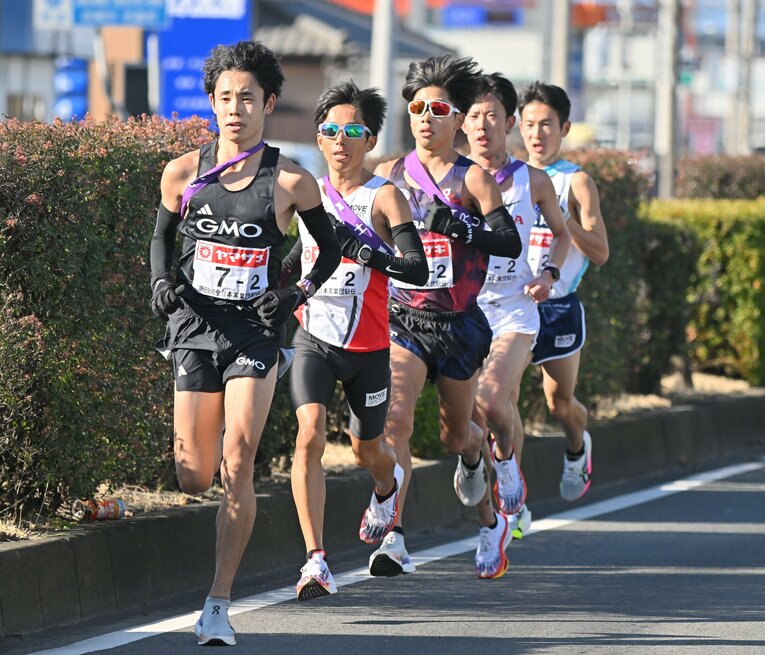 年始のニューイヤー駅伝2区の先頭集団。GMOや富士通、SUBARU、HONDA、旭化成など大企業が続く　©JIJI PRESS