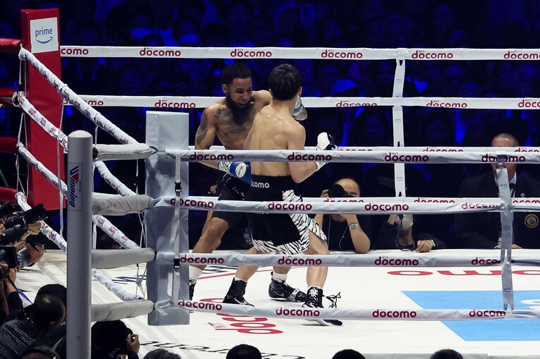 第1ラウンドでネリの左フックが井上の顎にヒットした瞬間　©︎Naoki Kitagawa