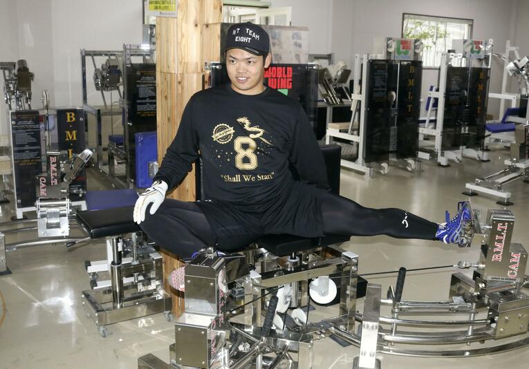 筋トレ中の根尾（2004年）　©KYODO