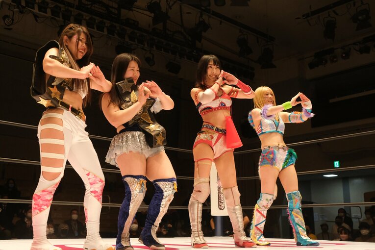 現在はユニット「STARS」のメンバーでもある向後。写真右が岩谷麻優　©Norihiro Hashimoto