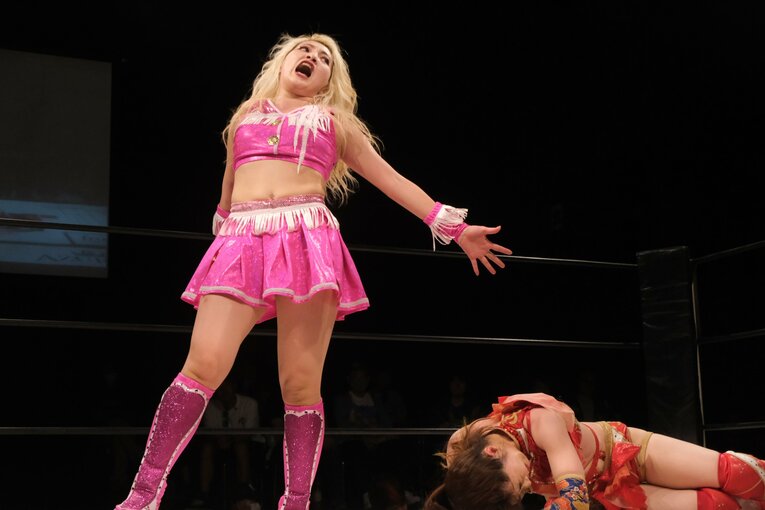 “闘うバービー人形”の急成長…見た目は派手でも練習熱心、Chi Chiをベテラン選手も絶賛「いきなり髪の毛掴んできたからね（笑）」(65)