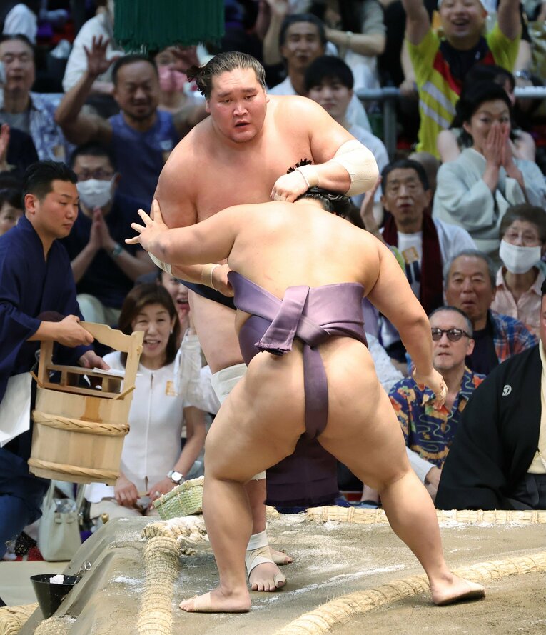 翔猿のまわしが伸びきっていたが、「まわし待った」はかからなかった【2枚目／2枚中】　©JIJI PRESS