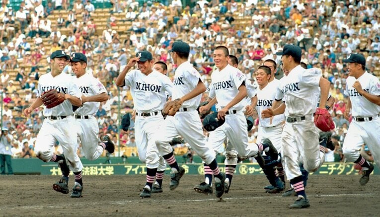 2000年夏、甲子園での初勝利に喜ぶ日大豊山ナイン　©︎Sankei Shimbun 