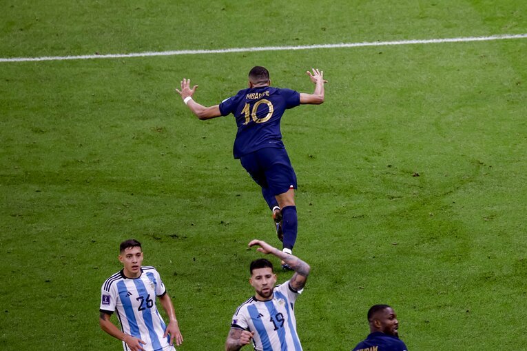 エムバペの強烈ボレーで同点に　©Kichi Matsumoto/JMPA