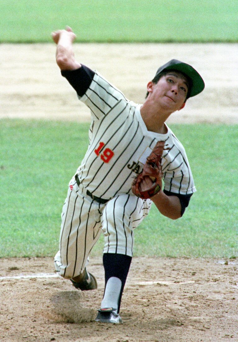 1988年ソウル五輪で力投する野茂英雄（当時、新日鉄堺）　©KYODO