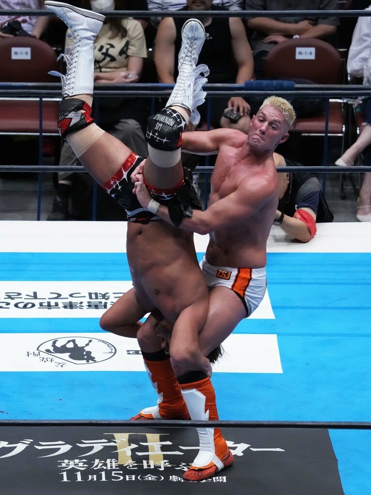 鈴木みのるへの感謝を込めたゴッチ式のパイルドライバー　©Essei Hara