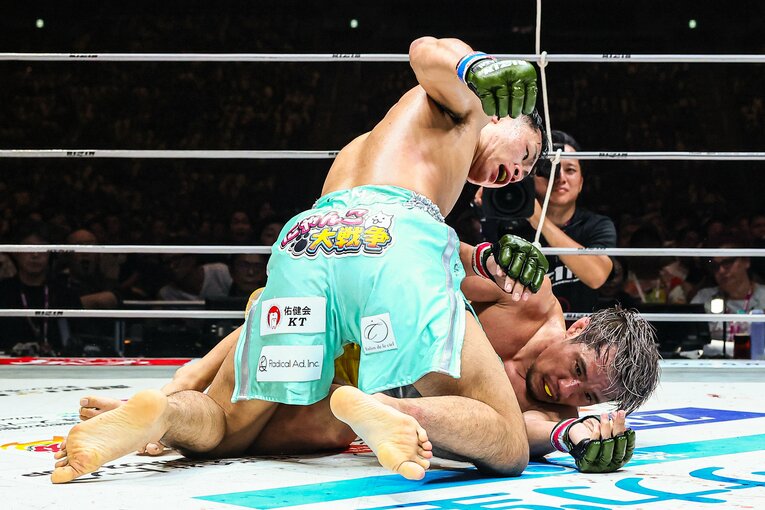 最終3ラウンドにYA-MANが凄まじい反撃。最後はパウンド連打で金原を下した　©RIZIN FF Susumu Nagao